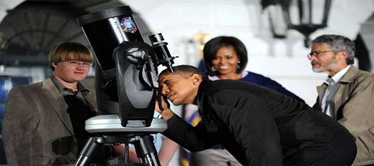 Obama, budding astronomers look at moon at White House